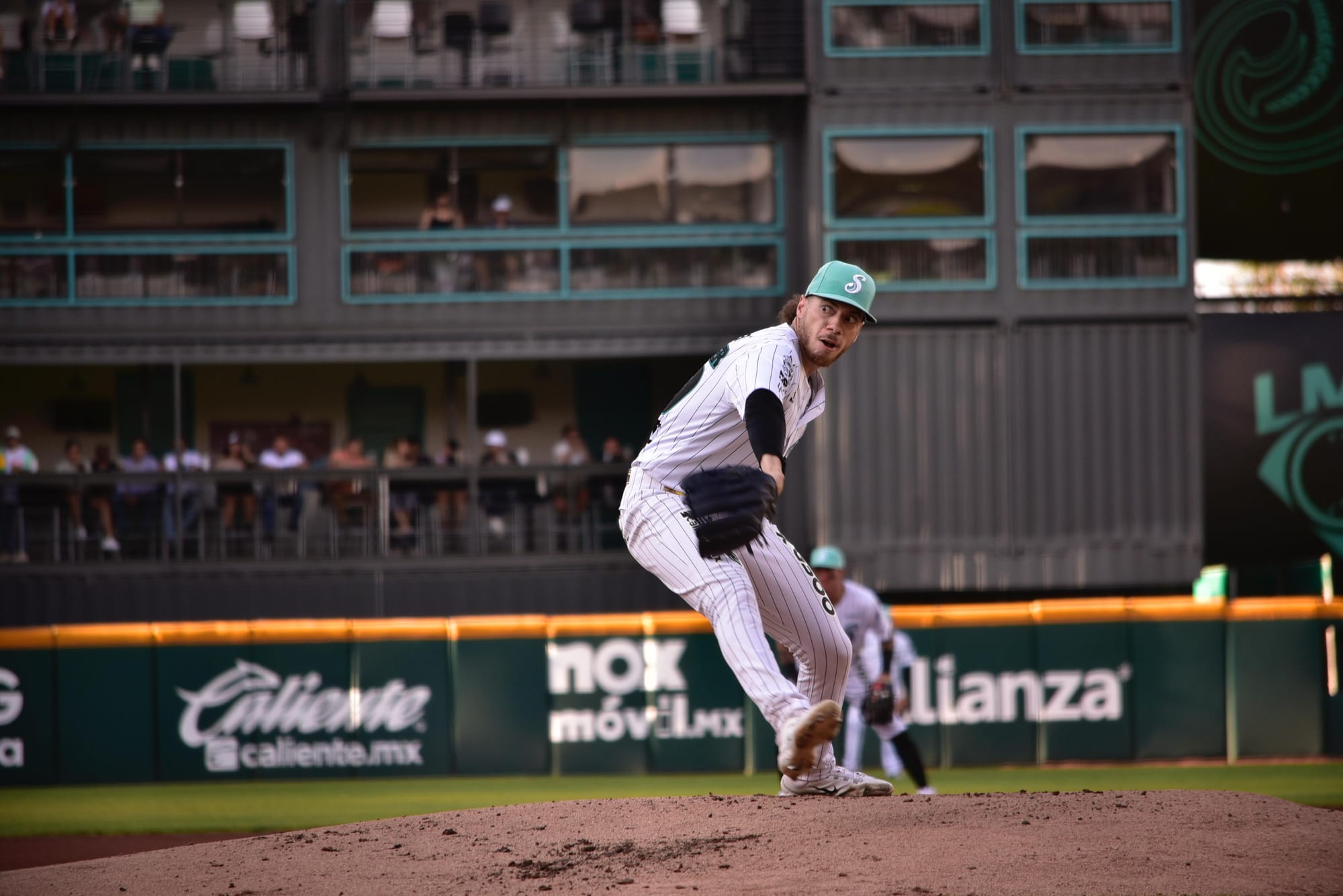 LOS SARAPEROS BLANQUEAN A LOS TOROS 2-0 Y ASEGURAN LA SERIE