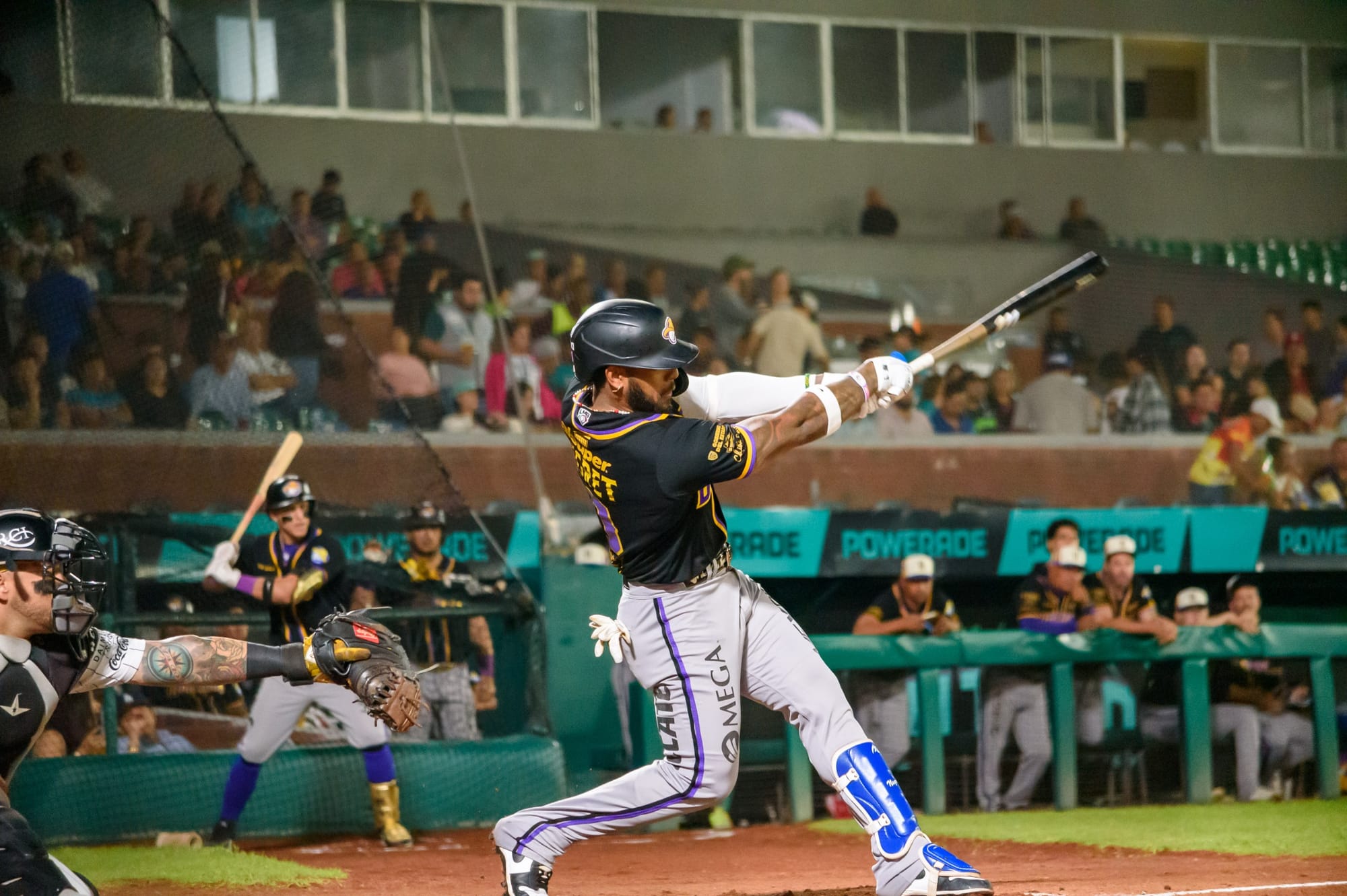 LOS DORADOS PROPINAN DOLOROSA DERROTA A LOS SARAPEROS 8-5 EN EL PRIMERO DE LA SERIE