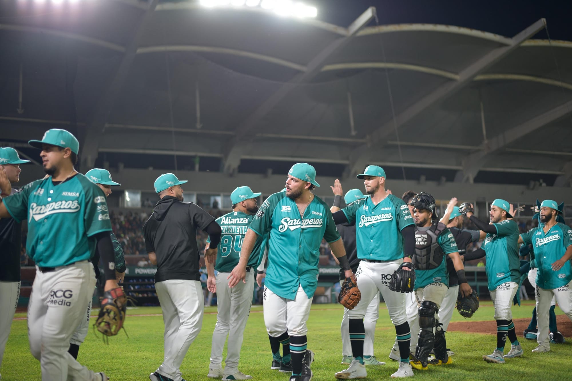 SARAPEROS ASEGURA SERIE Y DOMINIO ANTE CHARROS