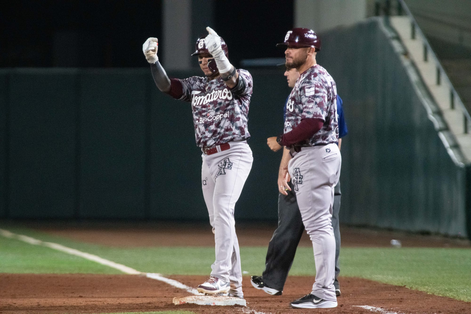 SARAPEROS EN LIGAS INVERNALES: FERNANDO VILLEGAS CONECTÓ PAR DE IMPARABLES CON TOMATEROS