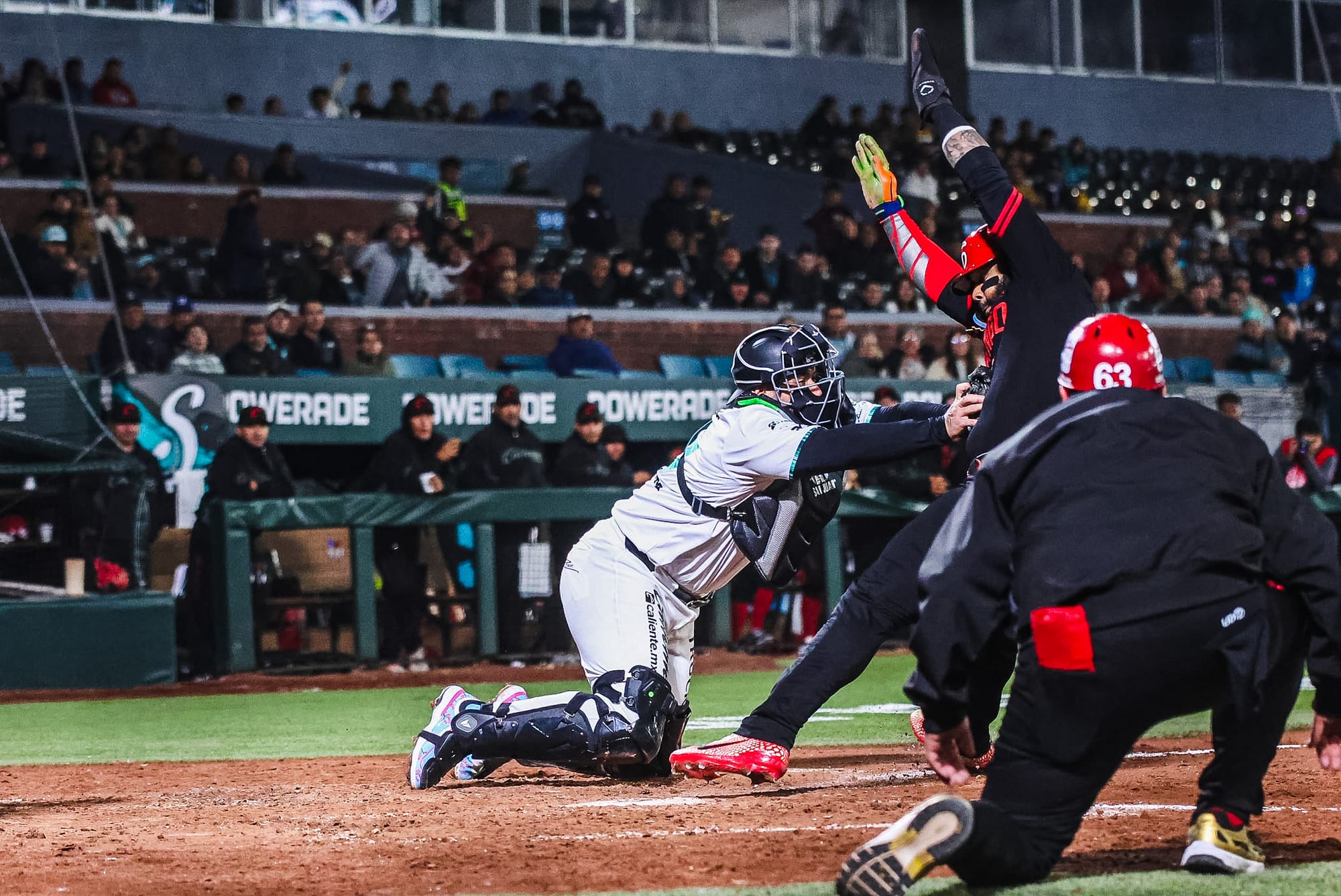 CALIENTE EMPAREJA LA SERIE EN DUELO DE TOMA Y DACA ANTE SARAPEROS