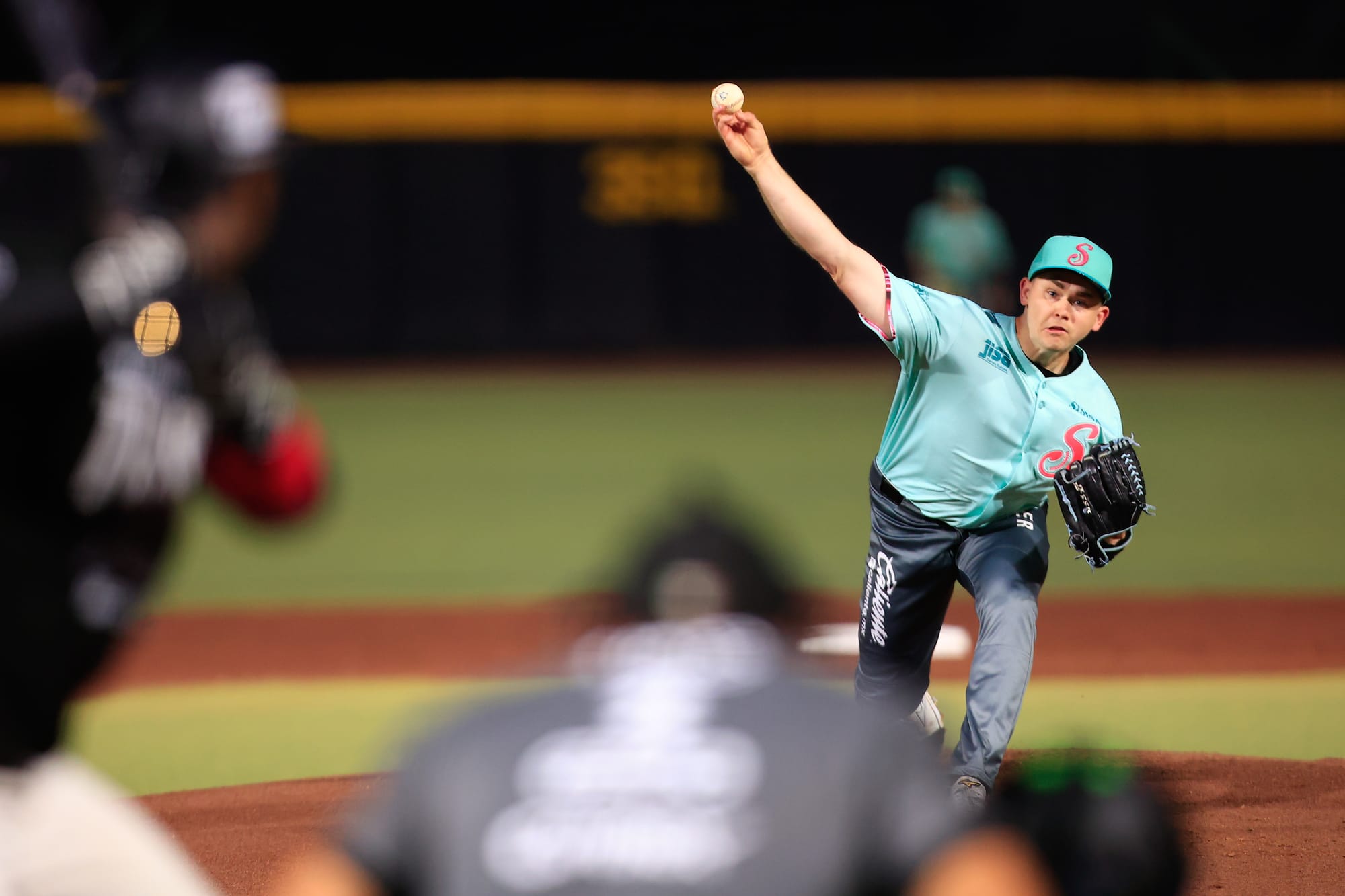 EN DUELO MUY PAREJO, SARAPEROS CAEN 5-4 ANTE LOS TOROS EN EL PRIMERO DE LA SERIE
