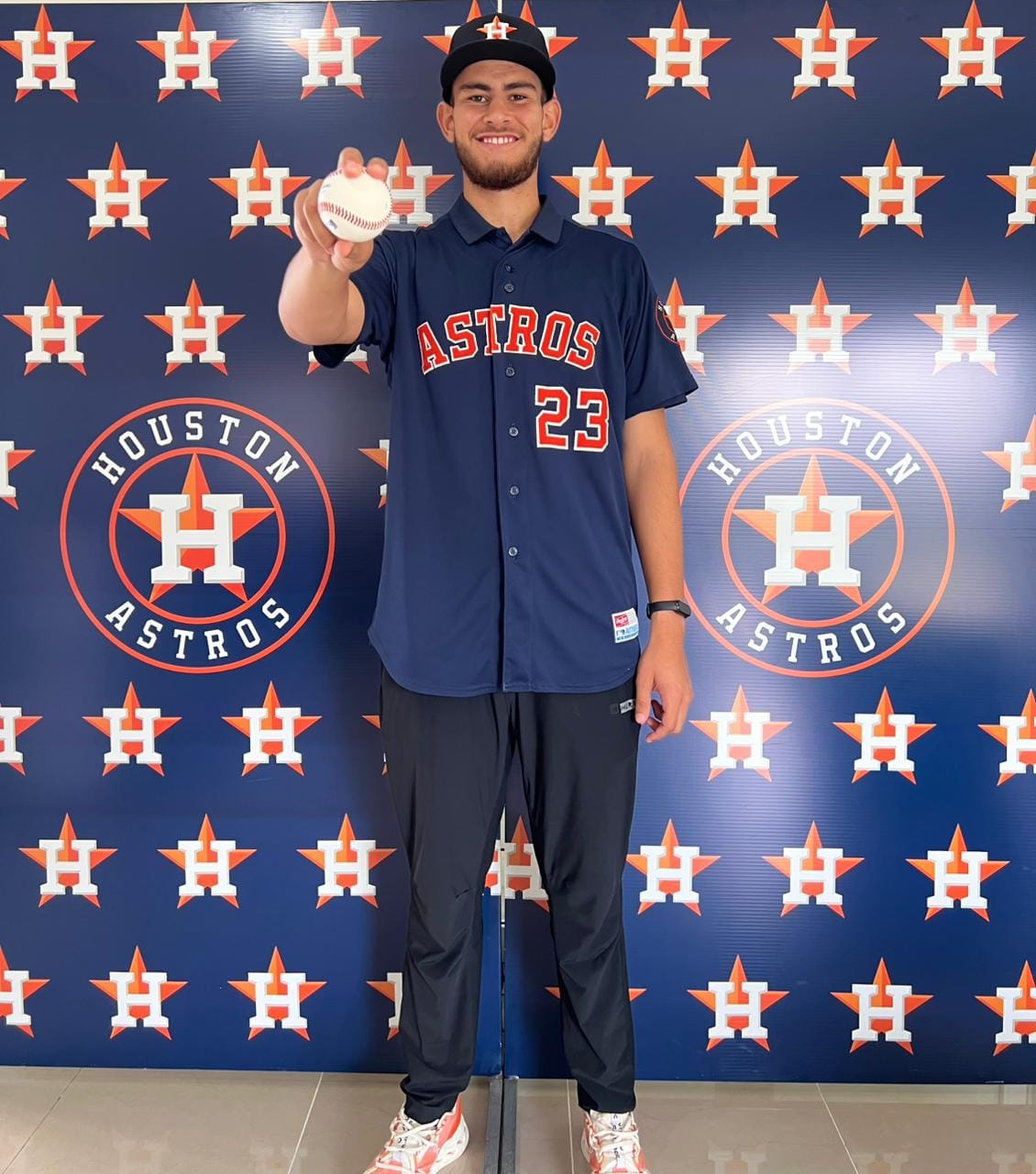 EL PROSPECTO DE SARAPEROS, AXEL DE LIRA, FIRMA CON LOS ASTROS DE HOUSTON