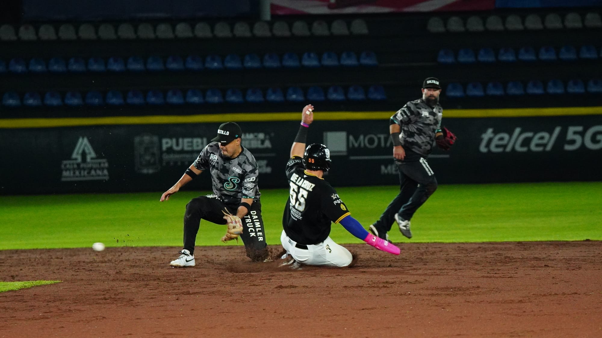 SARAPEROS TROPIEZA ANTE PERICOS 5-3 EN EL ARRANQUE DE LAS SERIES INTERZONAS