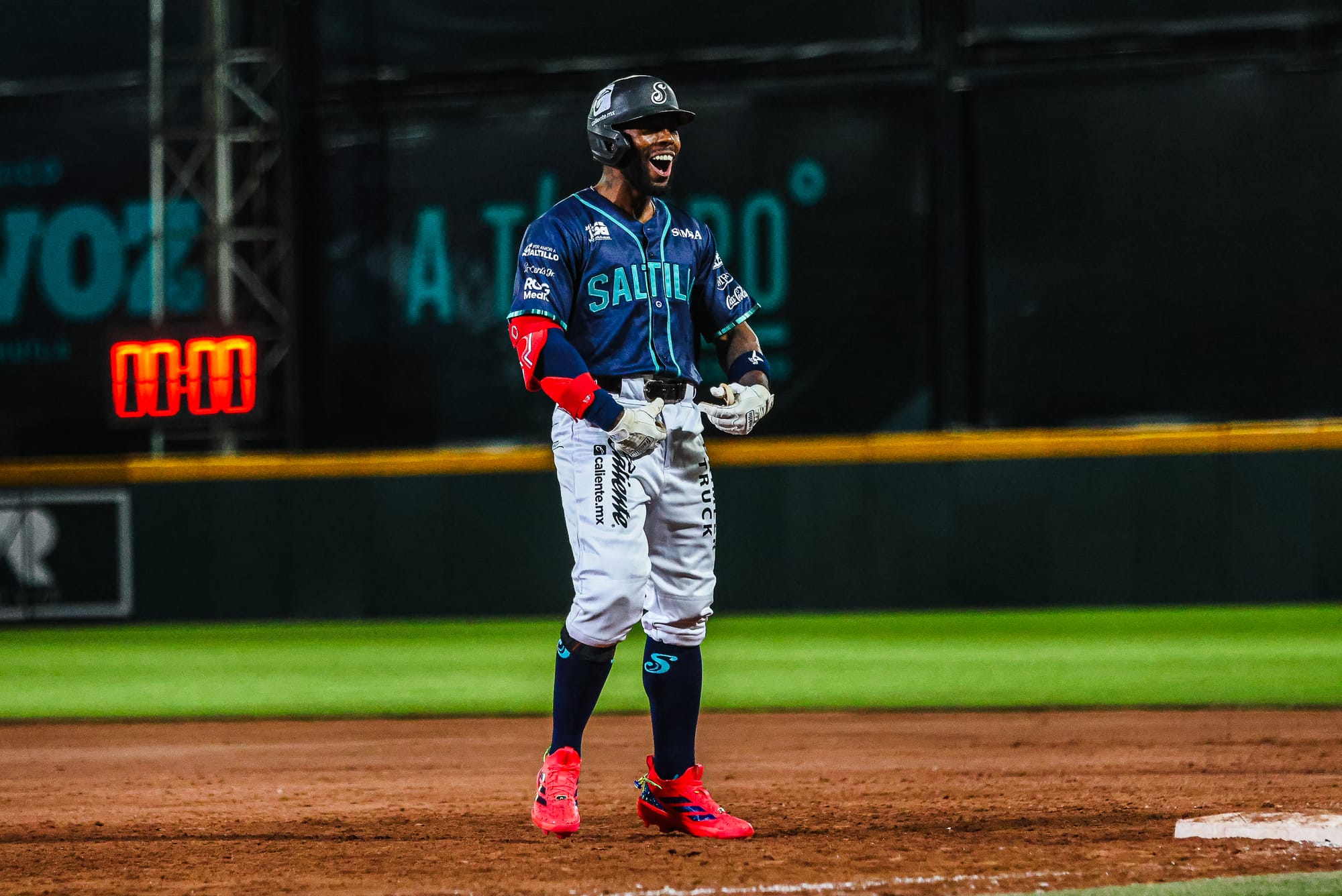SARAPEROS GANA 12-9 A LOS BRAVOS EN DUELO DE CAÑONAZOS
