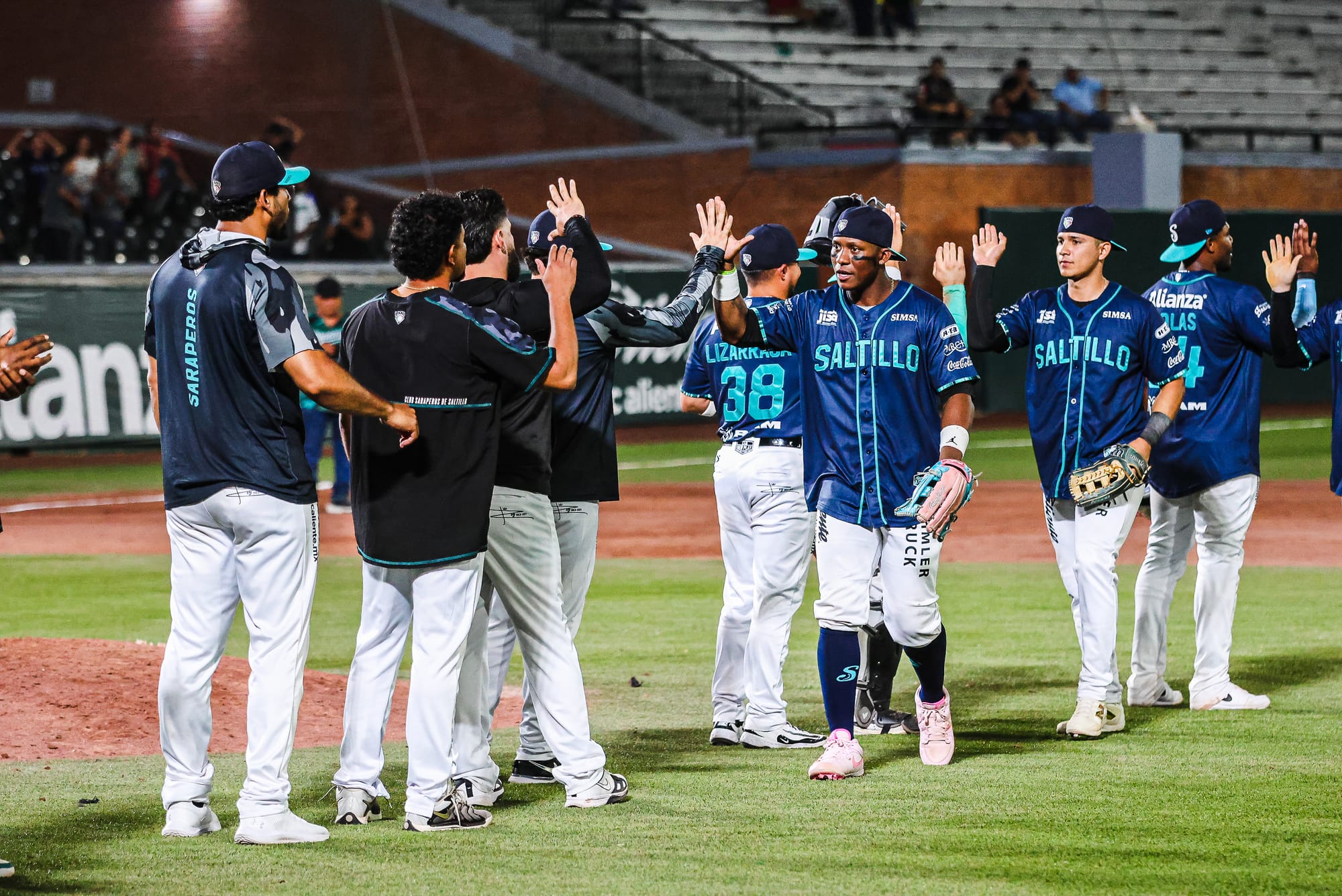 CON EXPLOSIVA OFENSIVA, SARAPEROS ASEGURA LA SERIE ANTE TECOS