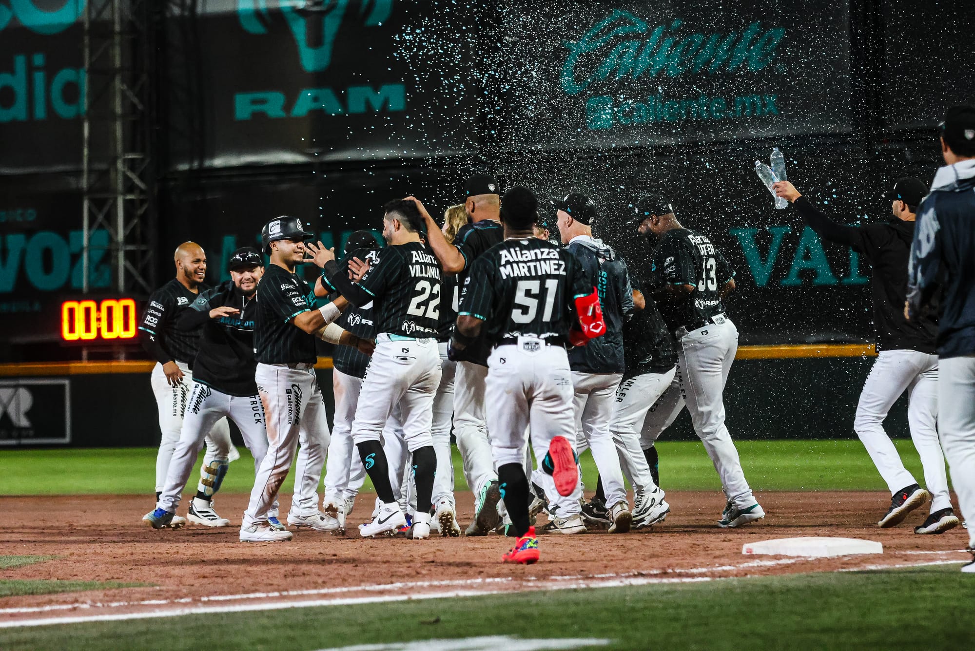 SARAPEROS VENCIÓ 5-4 A TOROS CON WALK-OFF EN LA NOVENA ENTRADA
