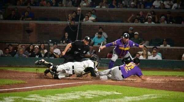 LOS DORADOS RESCATAN EL TERCERO DE LA SERIE CON ESPECTACULAR VOLTERETA EN LA NOVENA ENTRADA VENCIENDO A LOS SARAPEROS 6-5