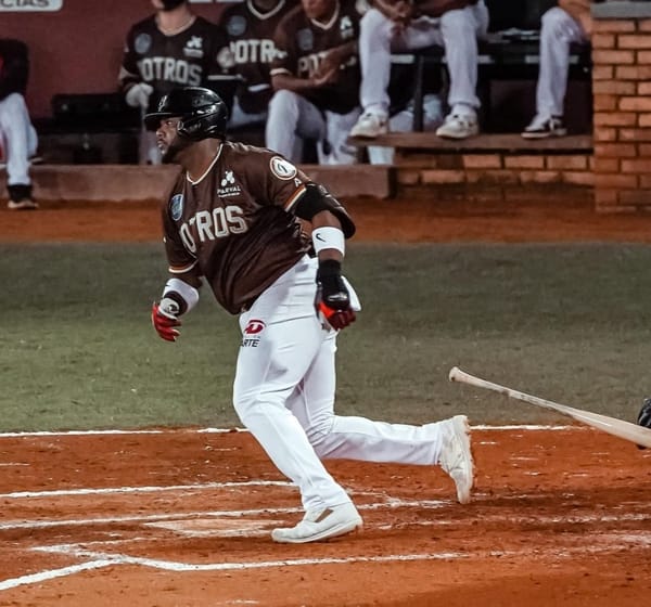 SARAPEROS EN LIGAS INVERNALES: HANSER ALBERTO CONECTÓ UN HIT Y NEGOCIÓ UN PASAPORTE CON EL CIBAO